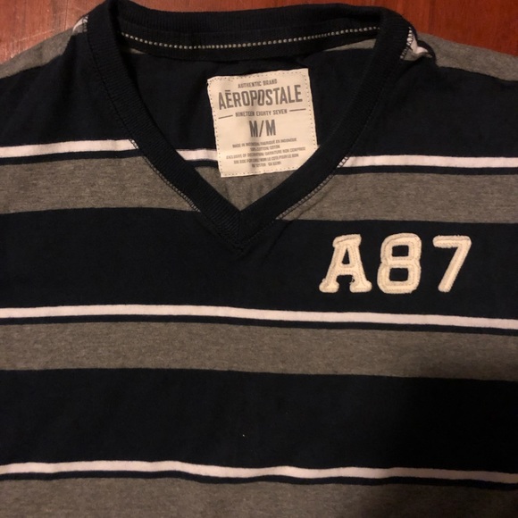 Aeropostale V-Neck Men’s Medium Shirt - Picture 2 of 5